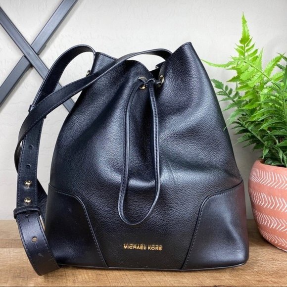 Michael Kors Handbags - Michael Kors Cary Medium Leather Bucket Bag